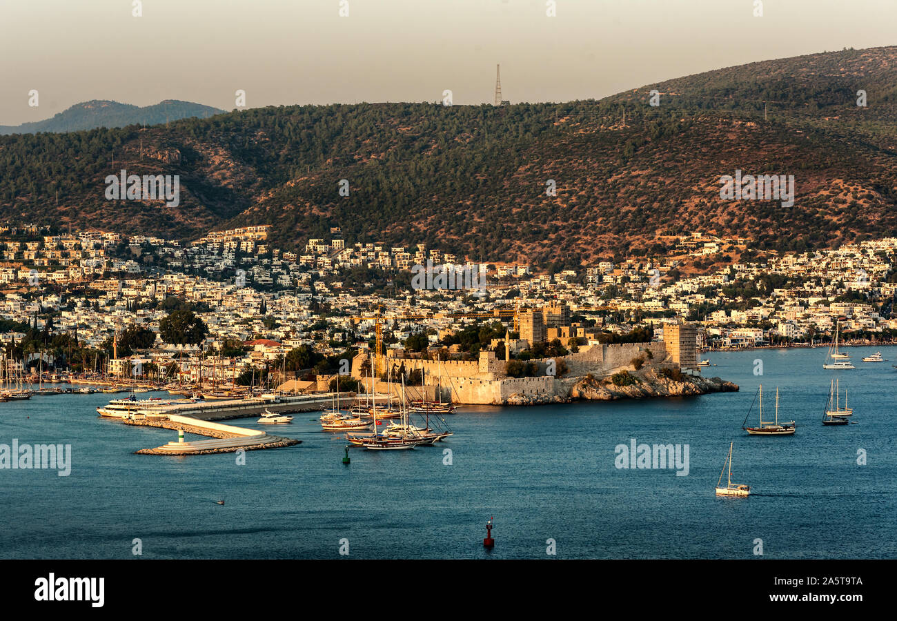 Panoramablick Sonnenuntergang Blick auf die Burg von Bodrum und Marina Bay an der Türkischen Riviera. Bodrum ist eine Stadt und ein Hafen Stadt in der Provinz Mugla, in der südwestlichen Stockfoto