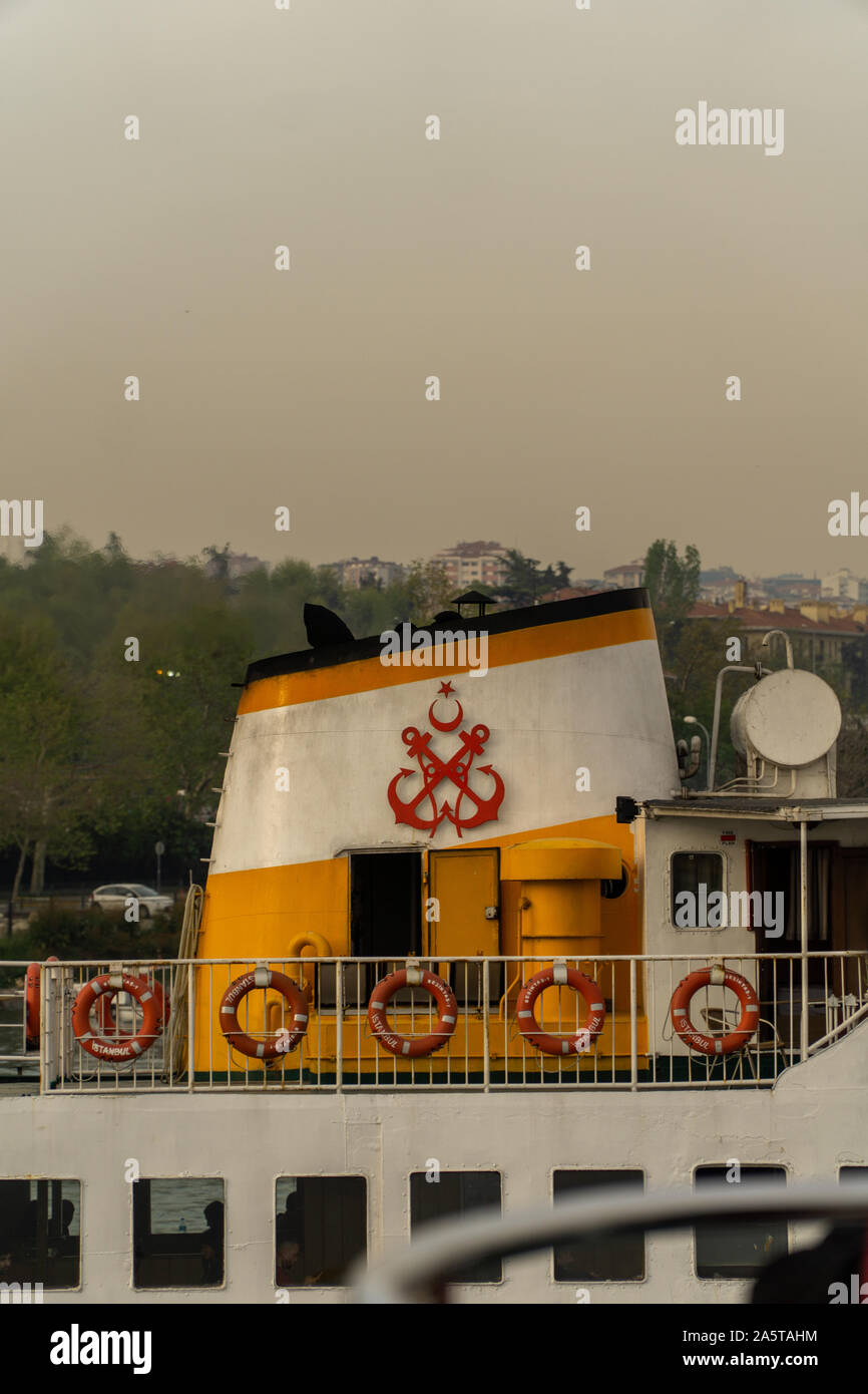 Istanbul und die Fähre. berühmten Fähren von Istanbul bekannt als vapur. Öffentliche Verkehrsmittel über Meer. zwischen Asien und Europa. Stockfoto