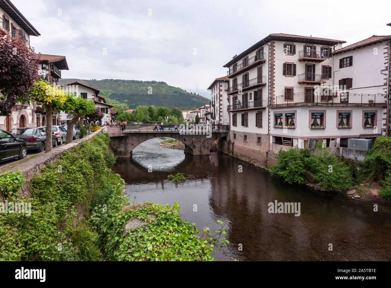 Damm und Brücke, El Puente de Txokoto, Baztan Fluss, o Bisadoa, in