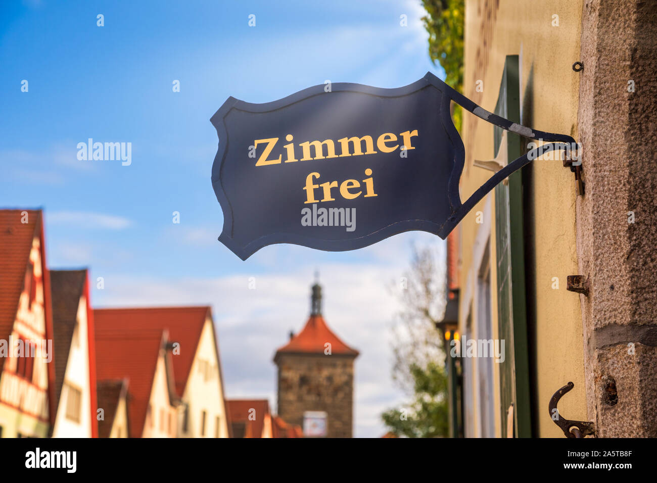 Zimmer frei (Zimmer verfügbar) Zeichen in einer Pension oder Hotel mit Fachwerkhäusern im Hintergrund. Unterkünfte während der Reise durch Romantische Straße Tour Stockfoto