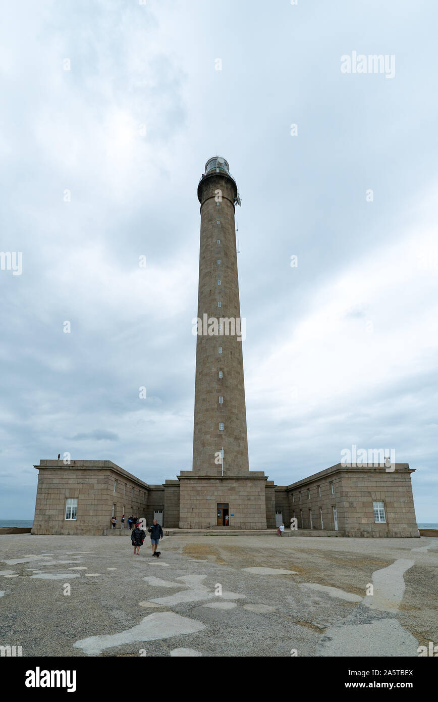 Barfleur, der Manche/Frankreich - 16. August 2019: Touristen, die in der Gatteville Leuchtturm und Museum in einer stürmischen Sommer Tag Stockfoto