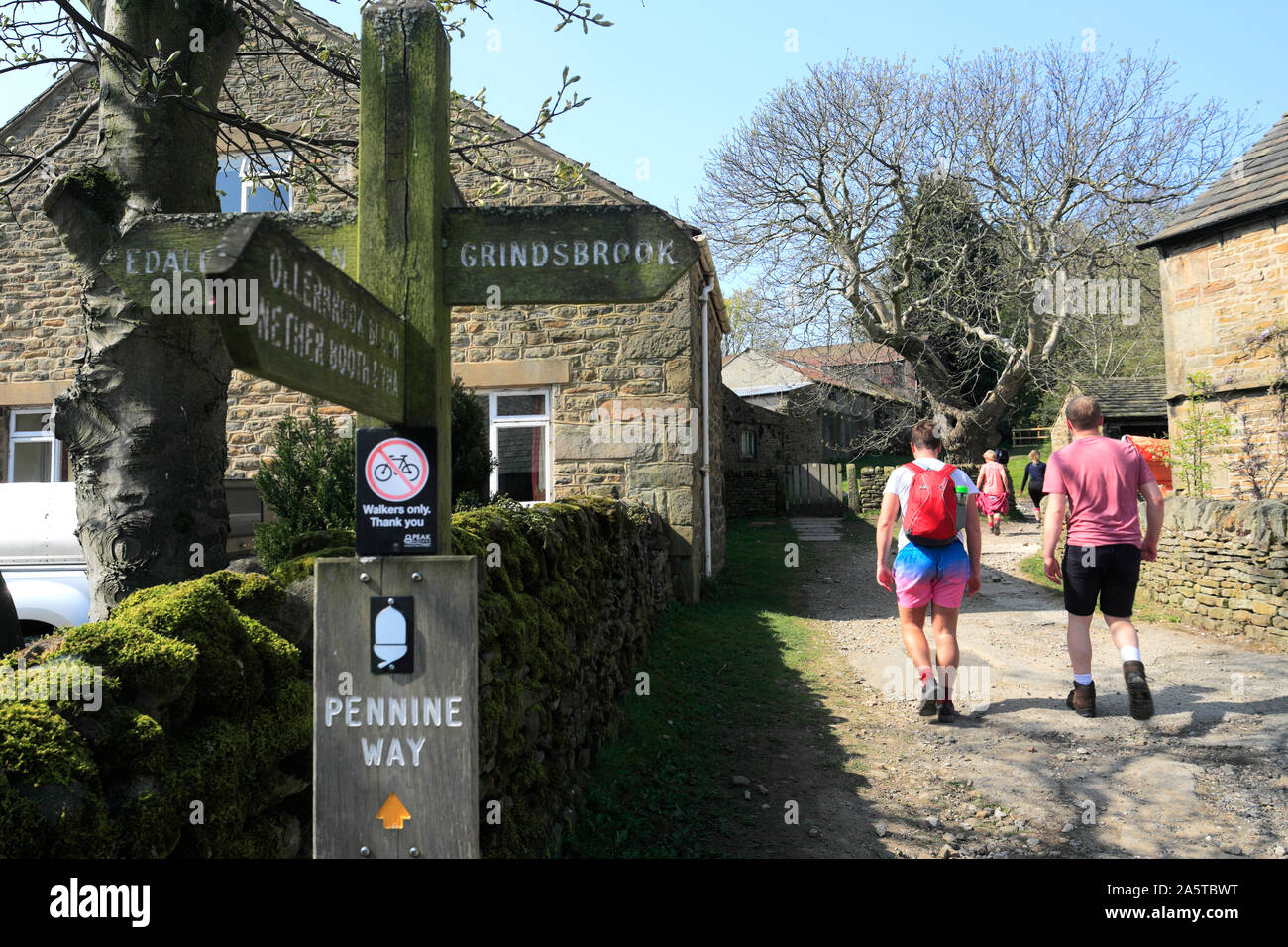 Wanderer zu Beginn der Pennine Way Fußweg, Edale Dorf, Nationalpark Peak District, Derbyshire, England, Großbritannien Stockfoto