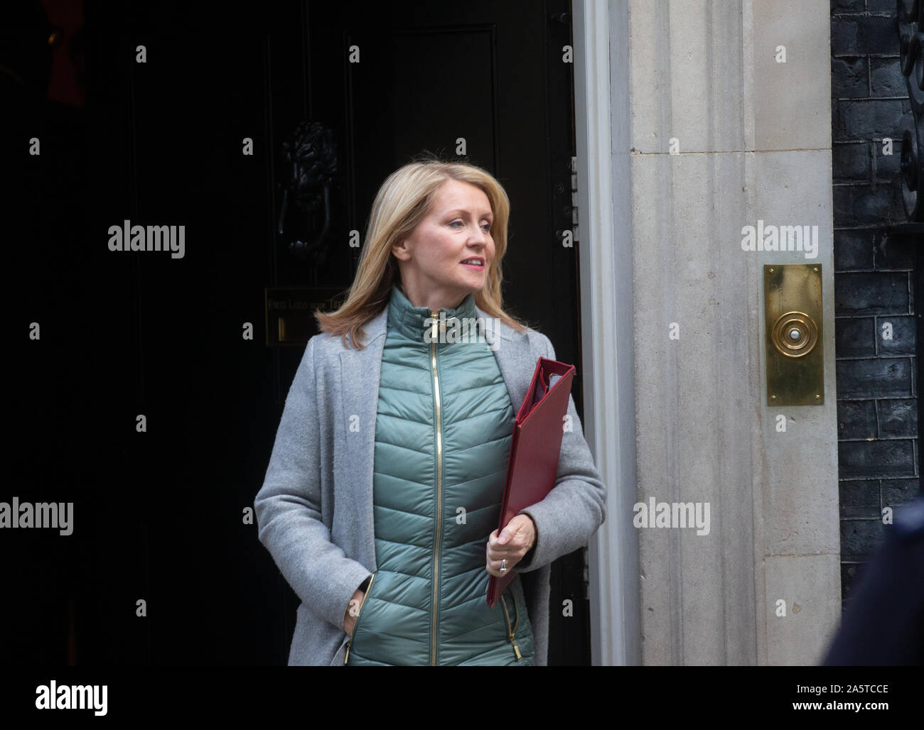 Esther McVey, Minister für Wohnungswesen, Städtebau und Raumordnung, in der Downing Street für eine Sitzung. Stockfoto