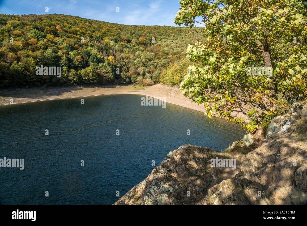 Der Rurstausee in der Eifel, Nordrhein-Westfalen, Deutschland | Rur Reservoir, Eifel, Nordrhein-Westfalen, Deutschland Stockfoto