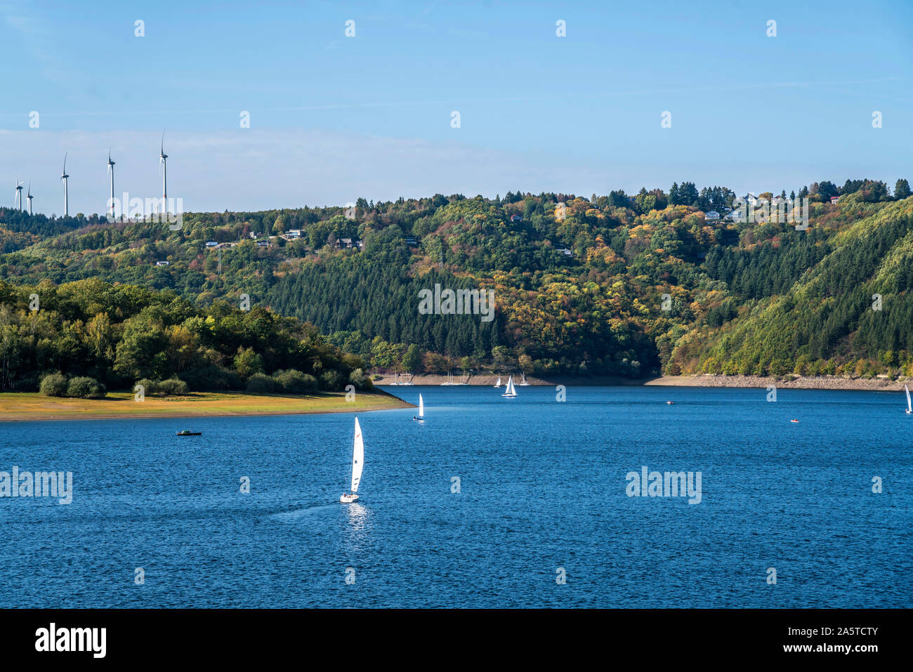 Segelboote auf dem Rurstausee in der Eifel, Nordrhein-Westfalen, Deutschland | Segelboote auf der Rur Reservoir, Nordrhein-Westfalen, Deutschland Stockfoto