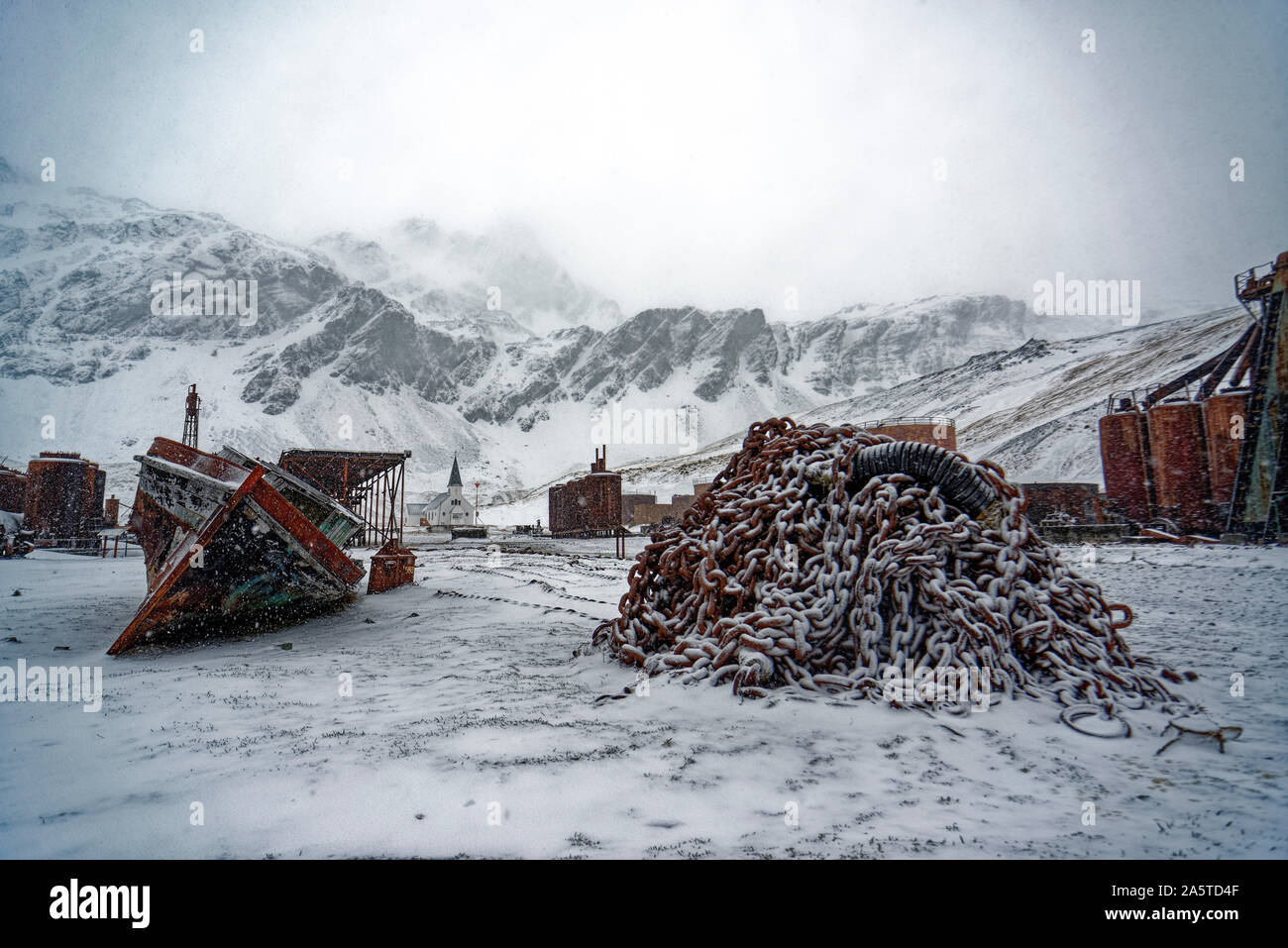 Grytviken, eine verlassene Walfangstation, verschneite Landschaft, während Schnee fällt, Südgeorgien, Antarktis Stockfoto