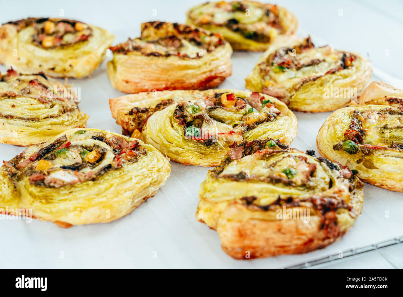 Grüne Pesto Pizza Swirl Räder Stockfoto