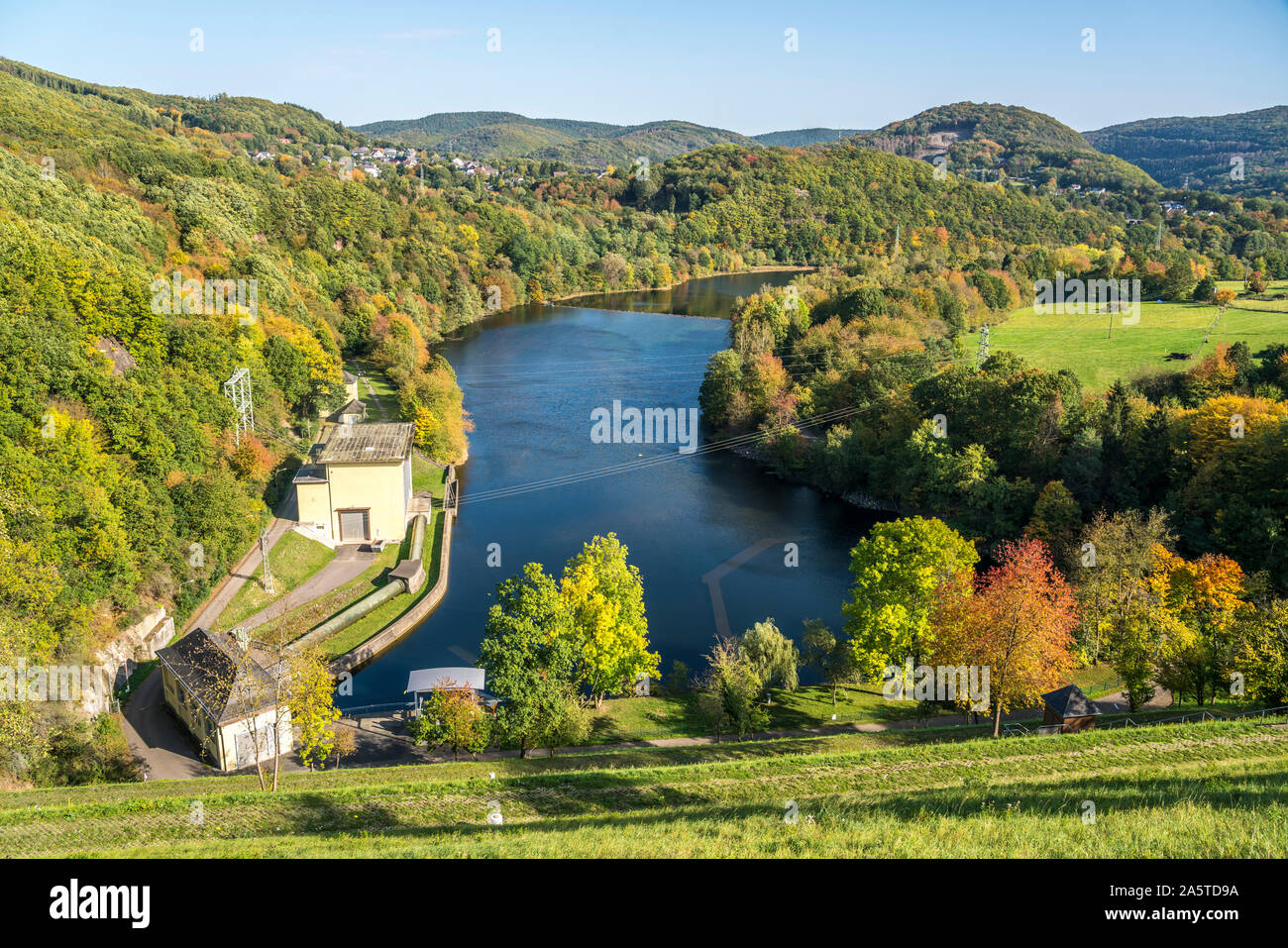 Der Rurstausee in der Eifel, Nordrhein-Westfalen, Deutschland | Rur Reservoir, Nordrhein-Westfalen, Deutschland Stockfoto