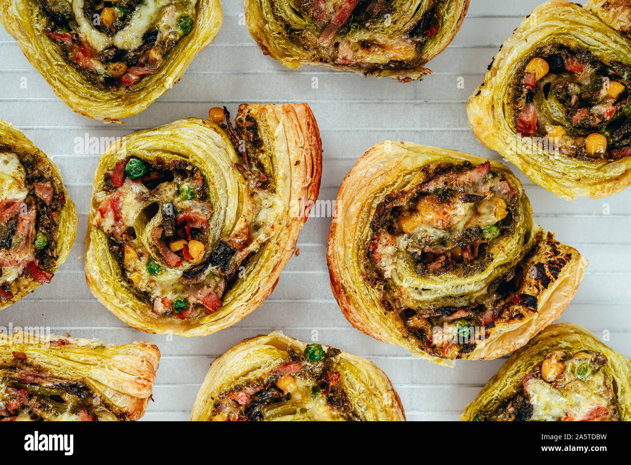 Grüne Pesto Pizza Swirl Räder Stockfoto