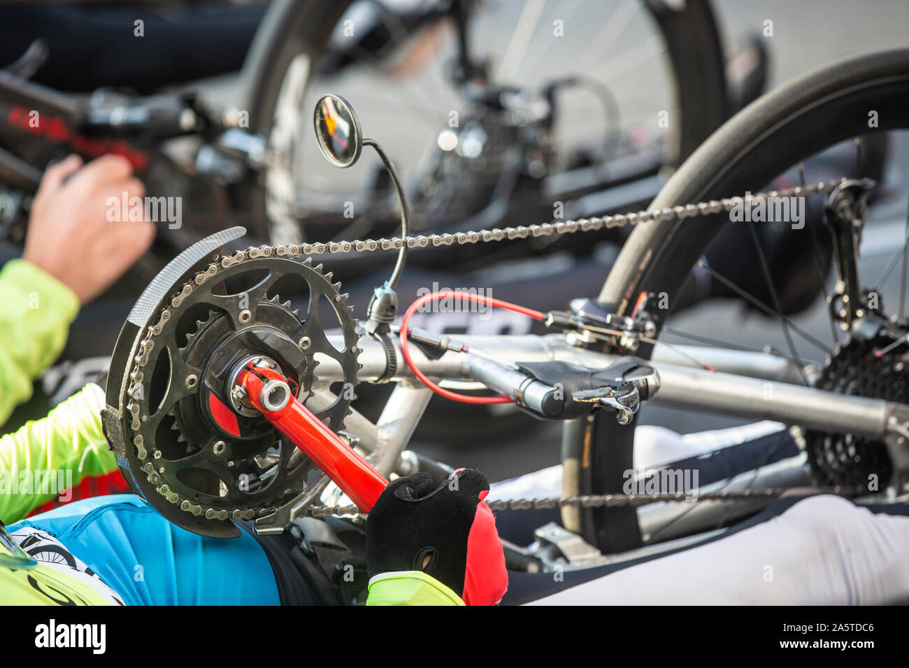 Behinderte Athleten in einer Sportart Rollstuhl Marathon laufen, Behinderten professionellen Sport. Stockfoto