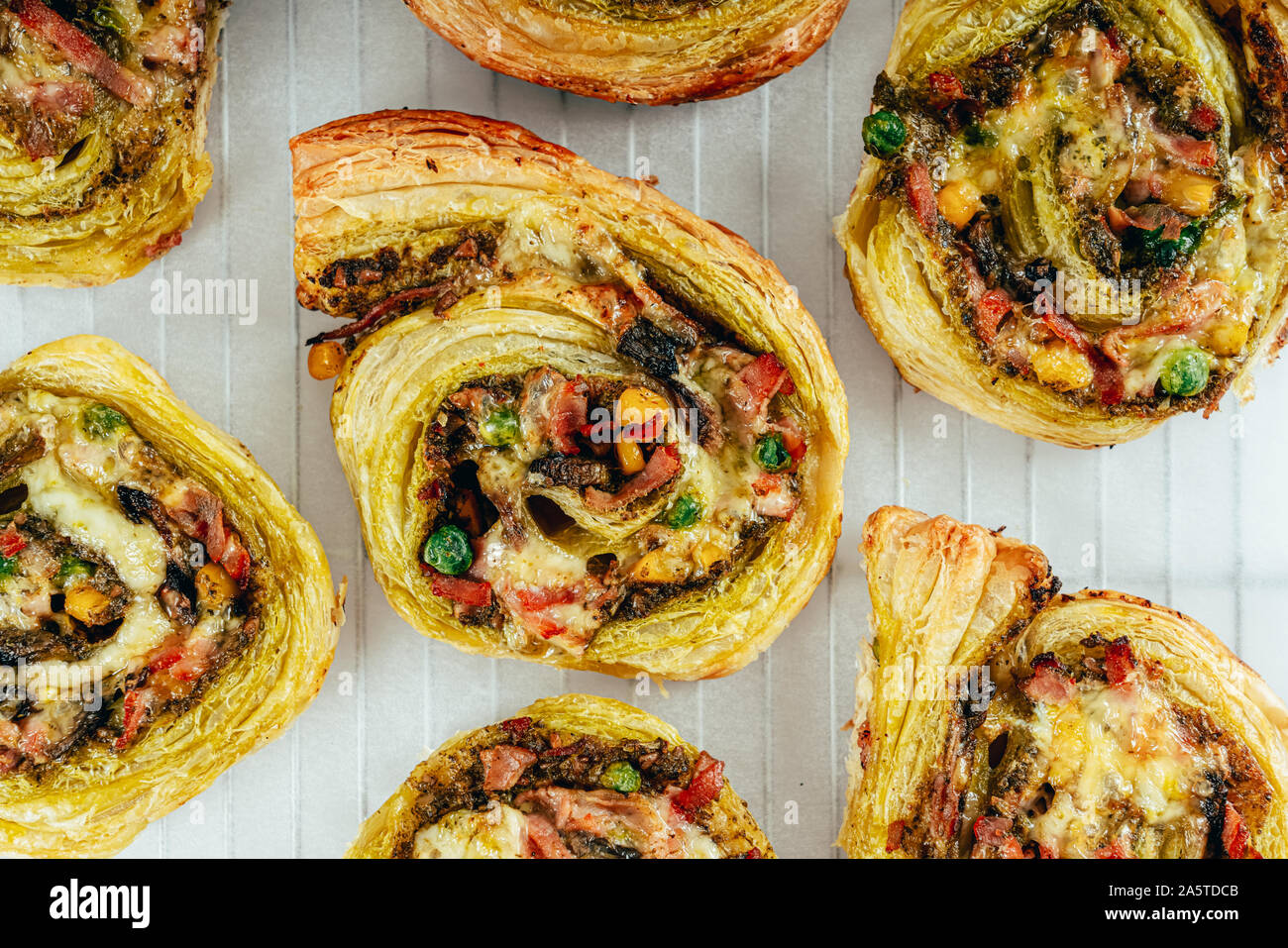 Grüne Pesto Pizza Swirl Räder Stockfoto