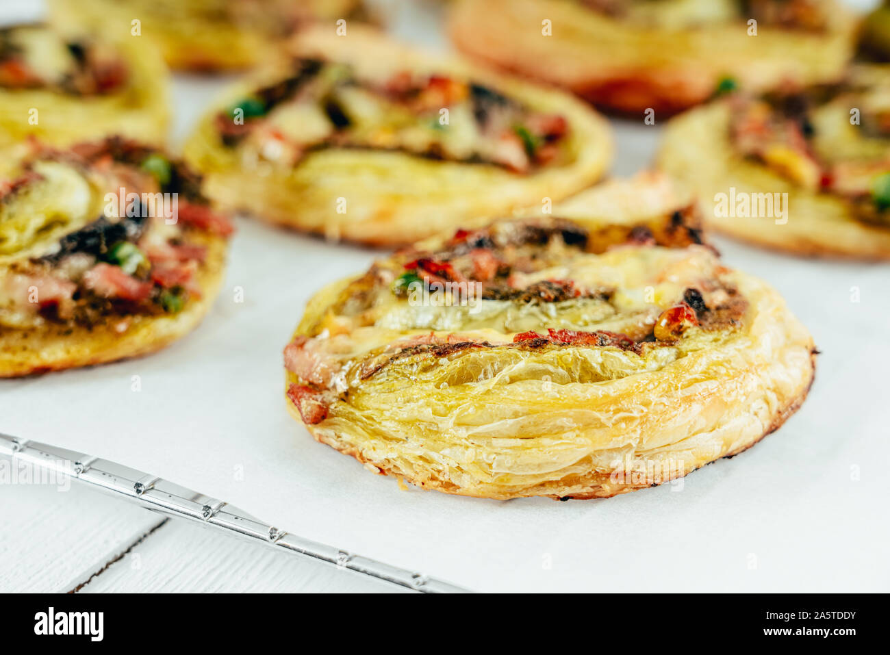 Grüne Pesto Pizza Swirl Räder Stockfoto