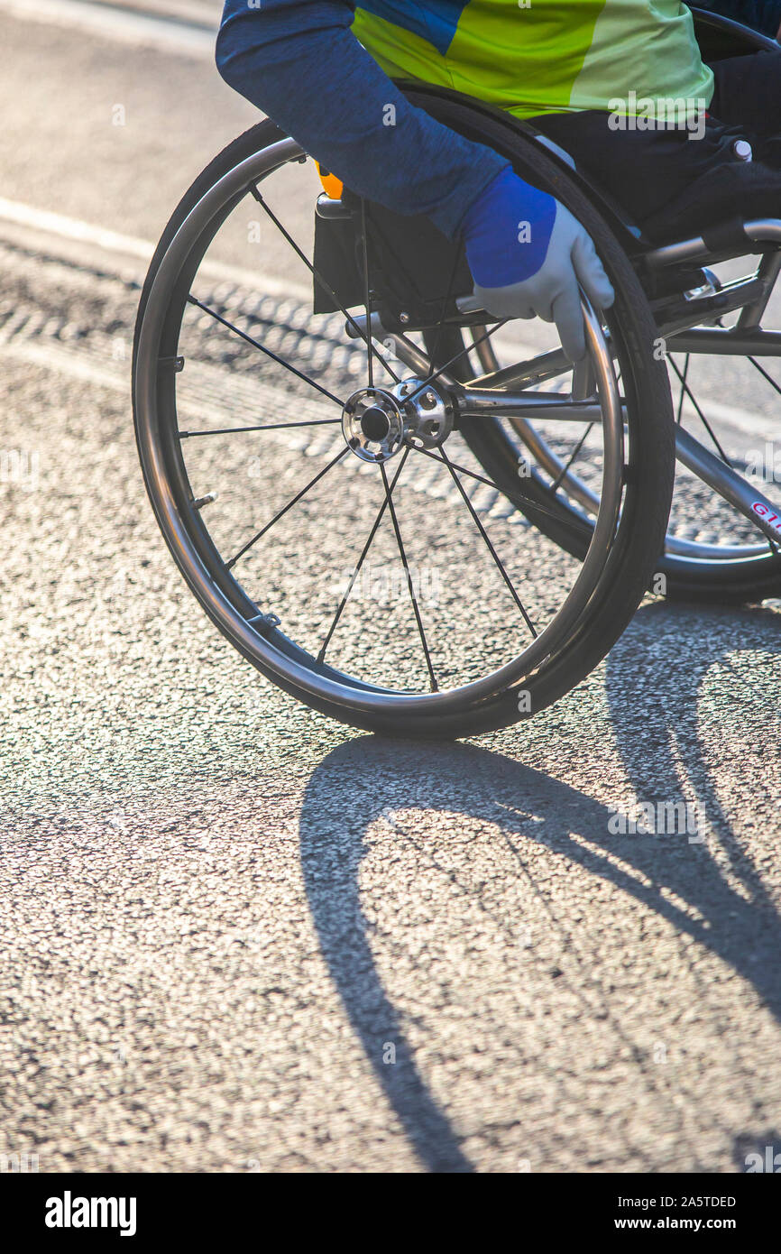 Behinderte Athleten in einer Sportart Rollstuhl Marathon laufen, Behinderten professionellen Sport. Stockfoto