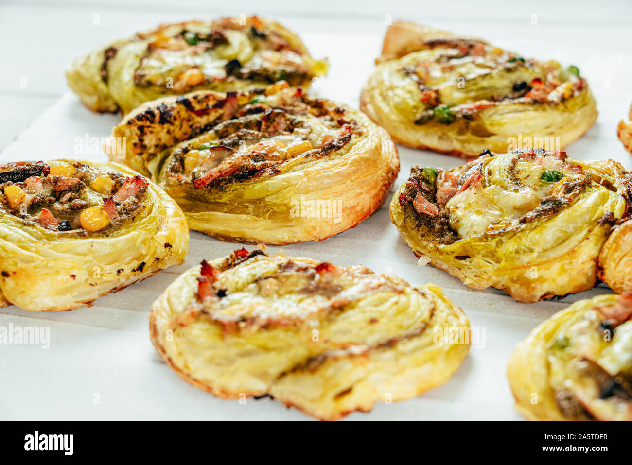 Grüne Pesto Pizza Swirl Räder Stockfoto