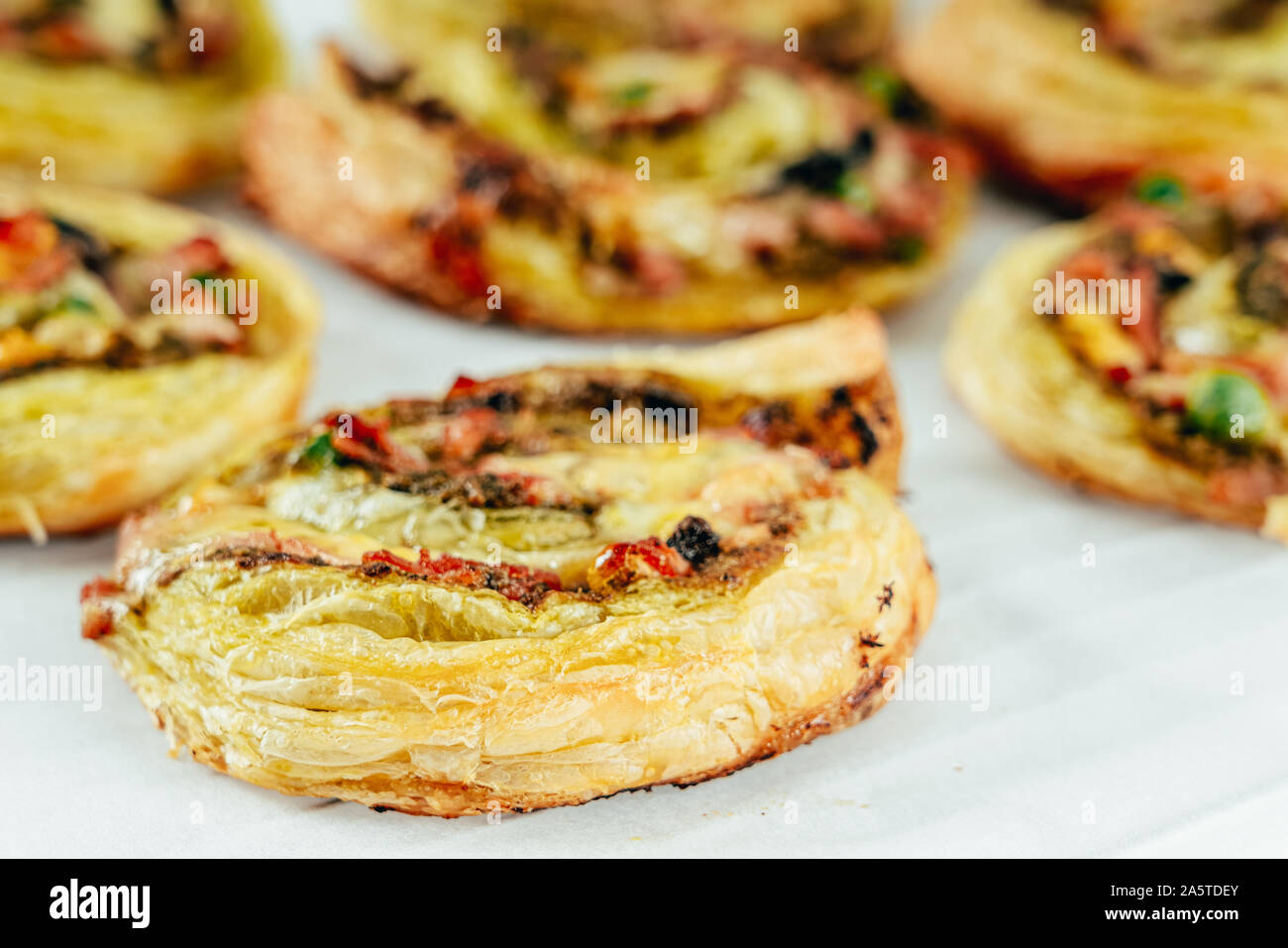 Grüne Pesto Pizza Swirl Räder Stockfoto