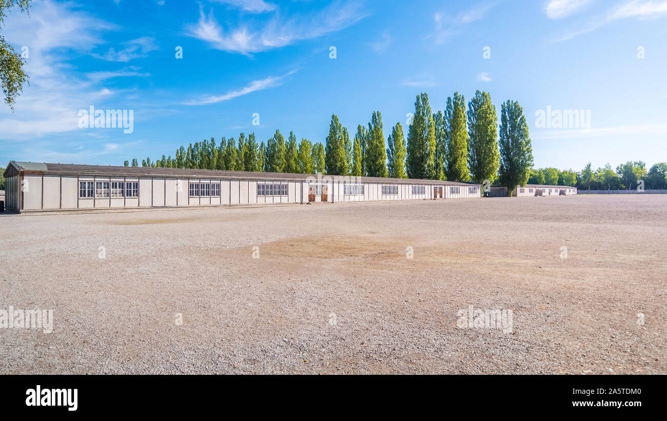 München 2019. Touristen, die in den inneren Bereich des Konzentrationslagers Dachau. August 2019 in München. Stockfoto