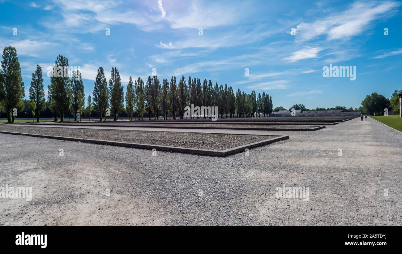 München 2019. Touristen, die in den inneren Bereich des Konzentrationslagers Dachau. August 2019 in München. Stockfoto