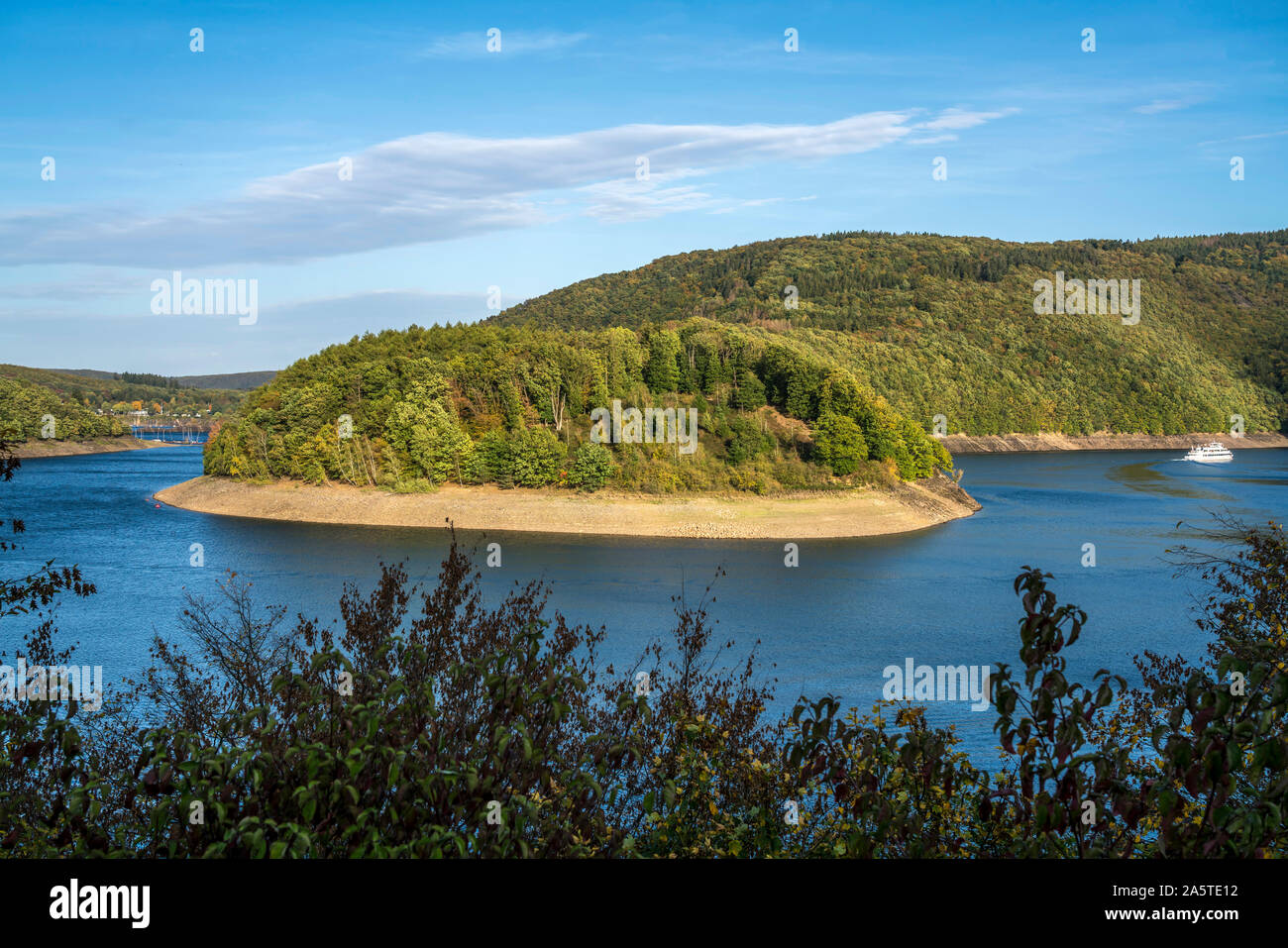 Der Rurstausee in der Eifel, Nordrhein-Westfalen, Deutschland | Rur Reservoir, Nordrhein-Westfalen, Deutschland Stockfoto