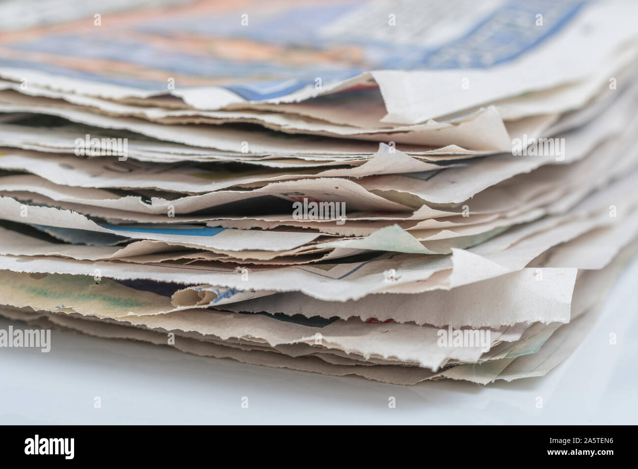 Alte Zeitungsblätter gestapelt. Traditionelle Printmedien, Titelnachrichten, alte Nachrichten, Zeitungsbranche, Pressefreiheit, Presse, Zeitungshintergrund Stockfoto