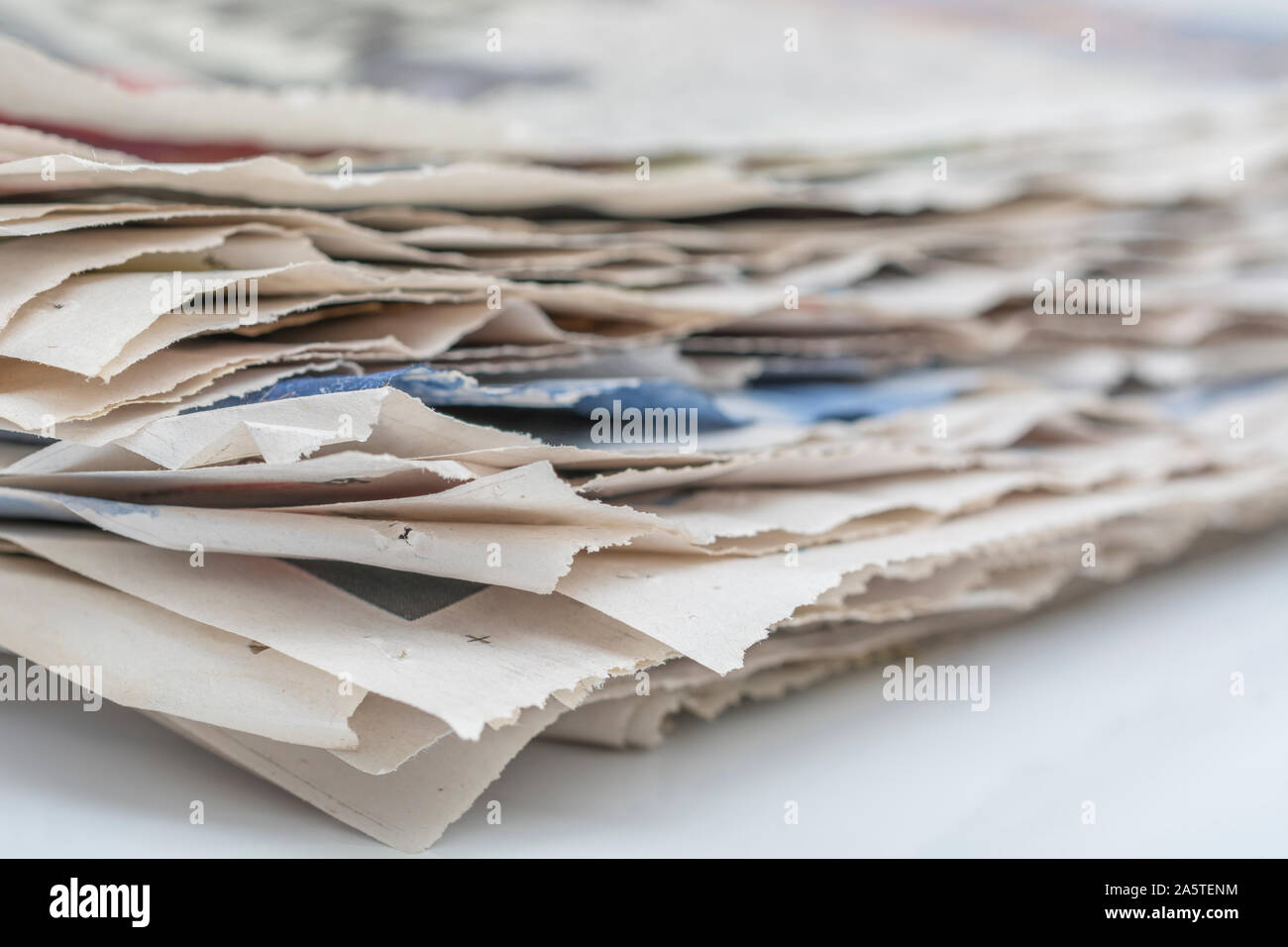 Alte Zeitungsblätter gestapelt. Traditionelle Printmedien, Titelnachrichten, alte Nachrichten, Zeitungsbranche, Pressefreiheit, Presse, Zeitungshintergrund Stockfoto