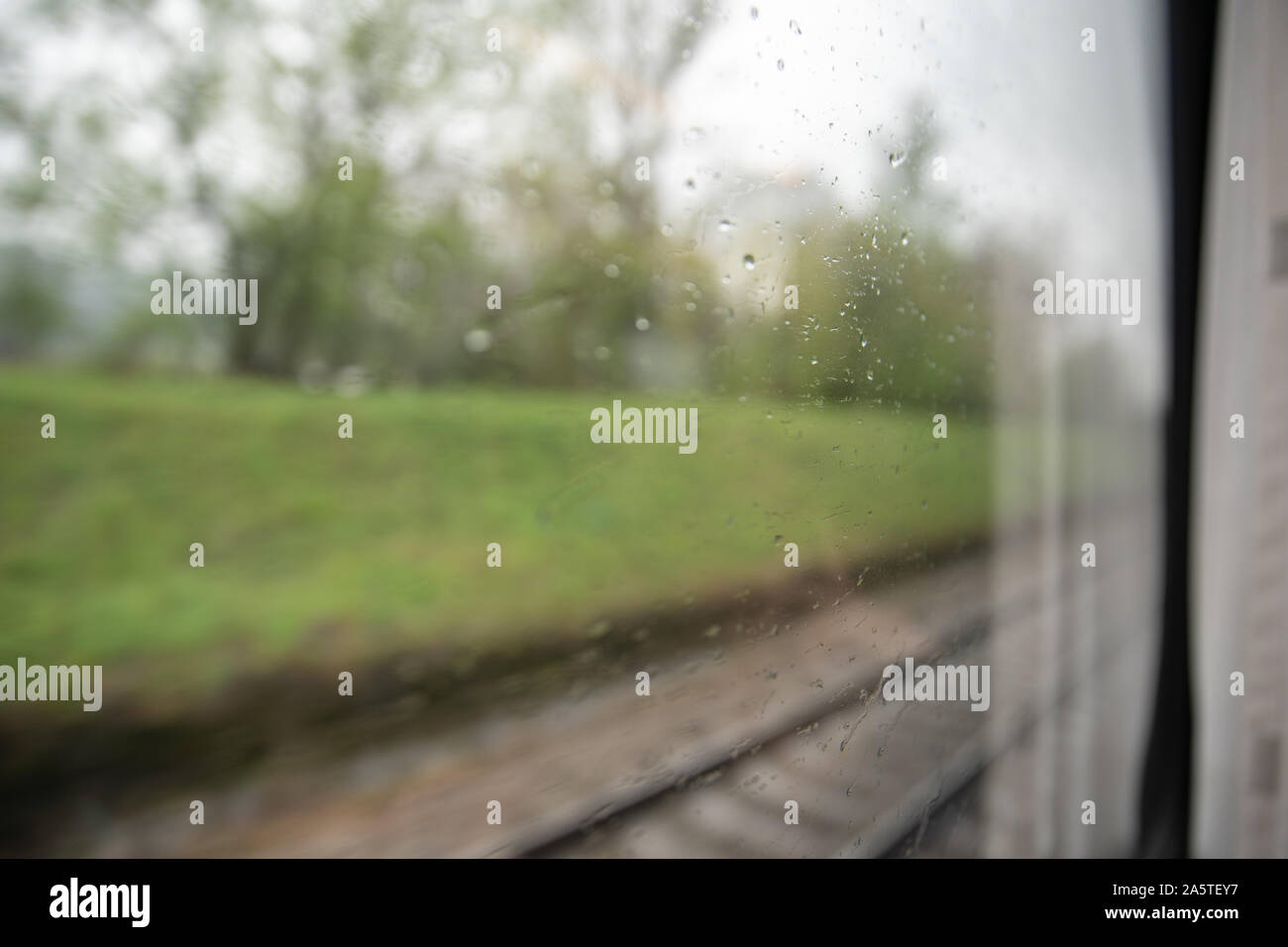 Menschen, die mit dem Zug anreisen. Sie fahren in einem Wagen und ein Coupé. Ich arbeite, Respekt, Erfrischungen kaufen, Musik hören. Stockfoto