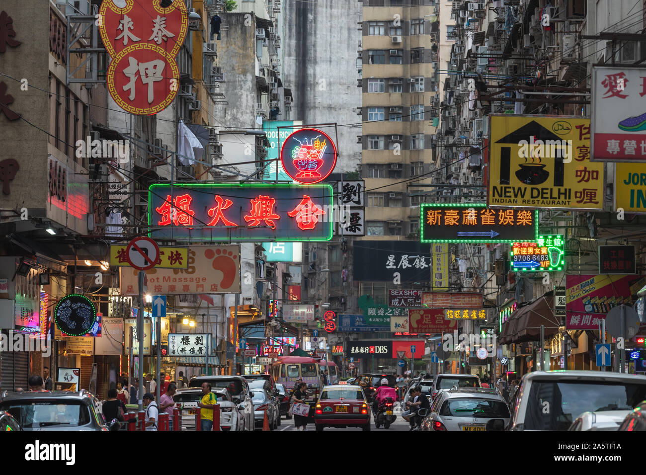 Lebendige Leuchtreklamen und hellen Straßenlaternen leuchten oberhalb der arbeitsreichen Nacht Traffic in Kowloon, Hong Kong und China. Stockfoto