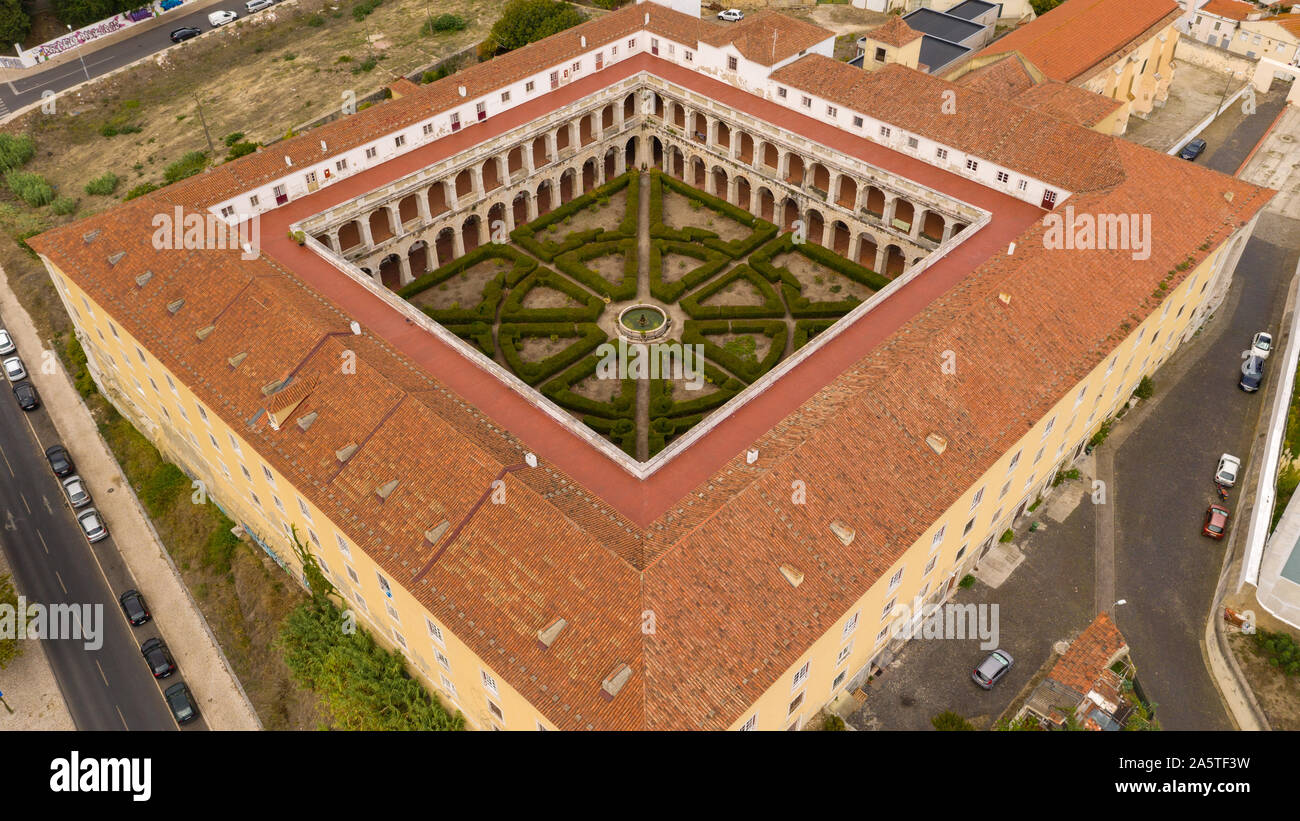 XVII Jahrhundert Kloster in Lissabon von drohne auf einem hellen und sonnigen Tag genommen Stockfoto