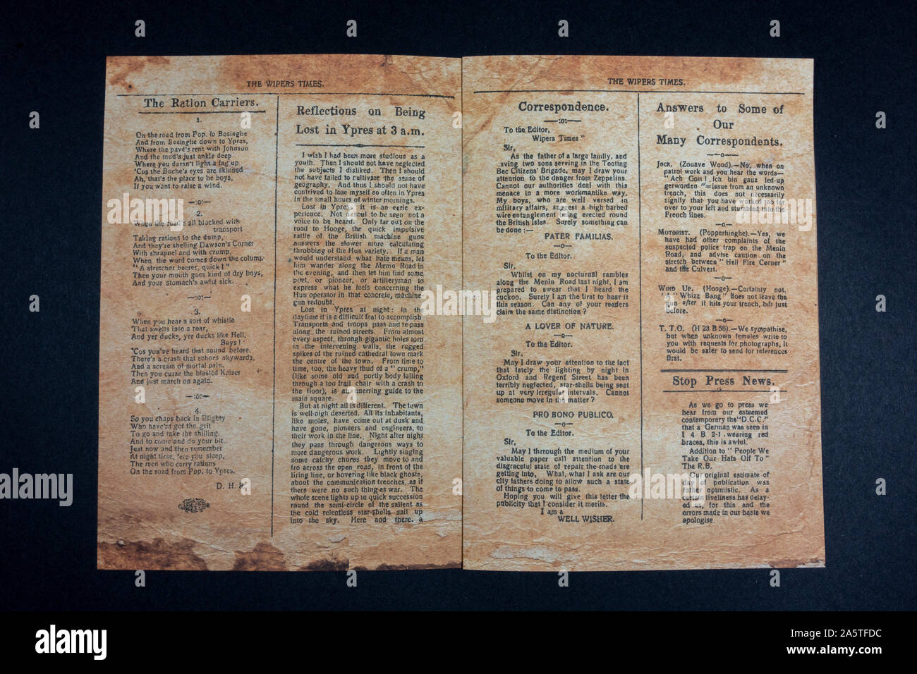 Artikel und Briefe in The Wipers Times of Salient News (12th. Februar 1916), einem Stück Nachbildung von Erinnerungsstücken aus der Zeit des Ersten Weltkriegs. Stockfoto