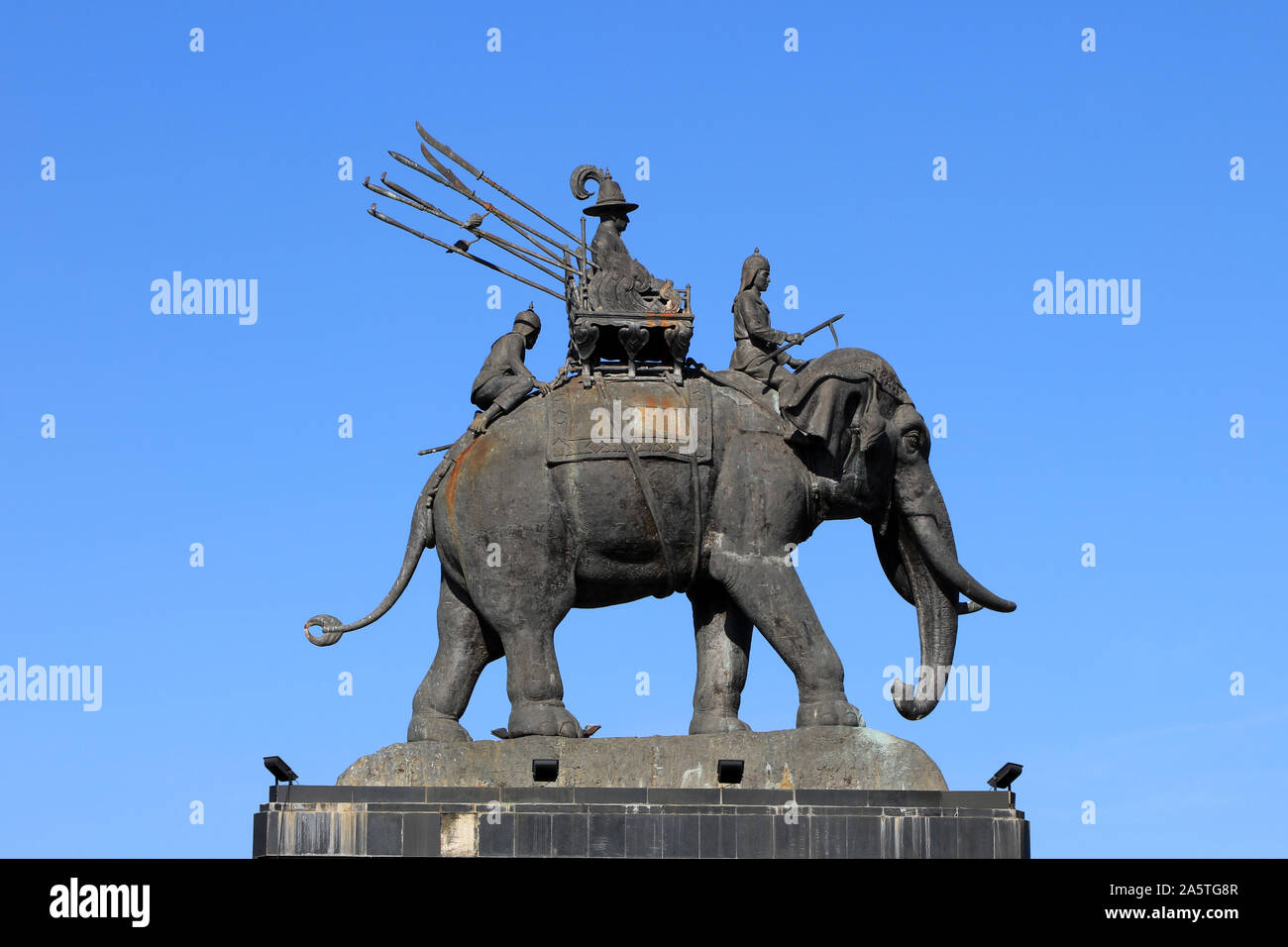 Bronzene Denkmal, Koenig Rama in Elefant, Buriram, Thailand Stockfoto