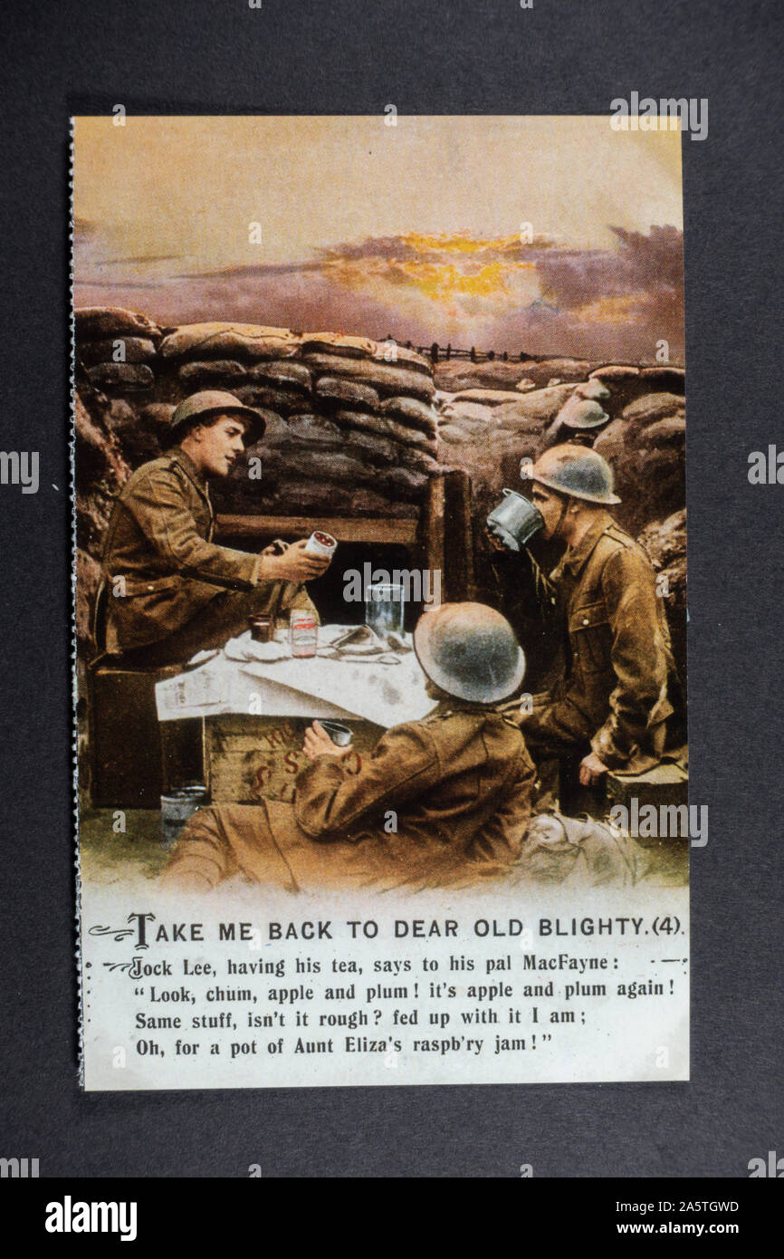 Eine Erste Welt Krieg Propaganda Postkarte zeigt "Tommies" fehlt Old Blighty, ein Stück der Replik Erinnerungsstücke aus dem Ersten Weltkrieg Ära. Stockfoto