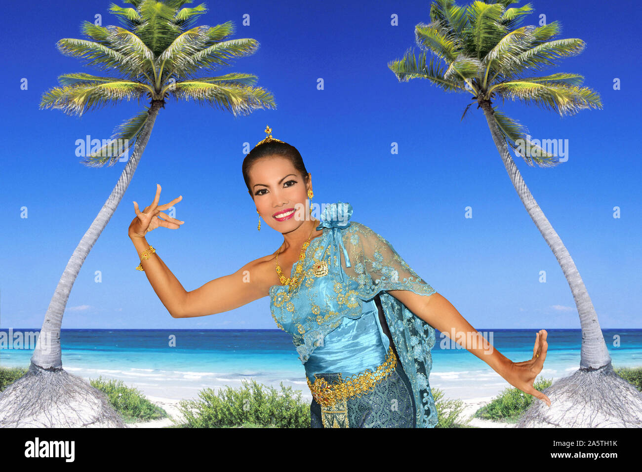 Palmenstrand mit Thai-Taenzerin-Model Release vorhanden Stockfoto