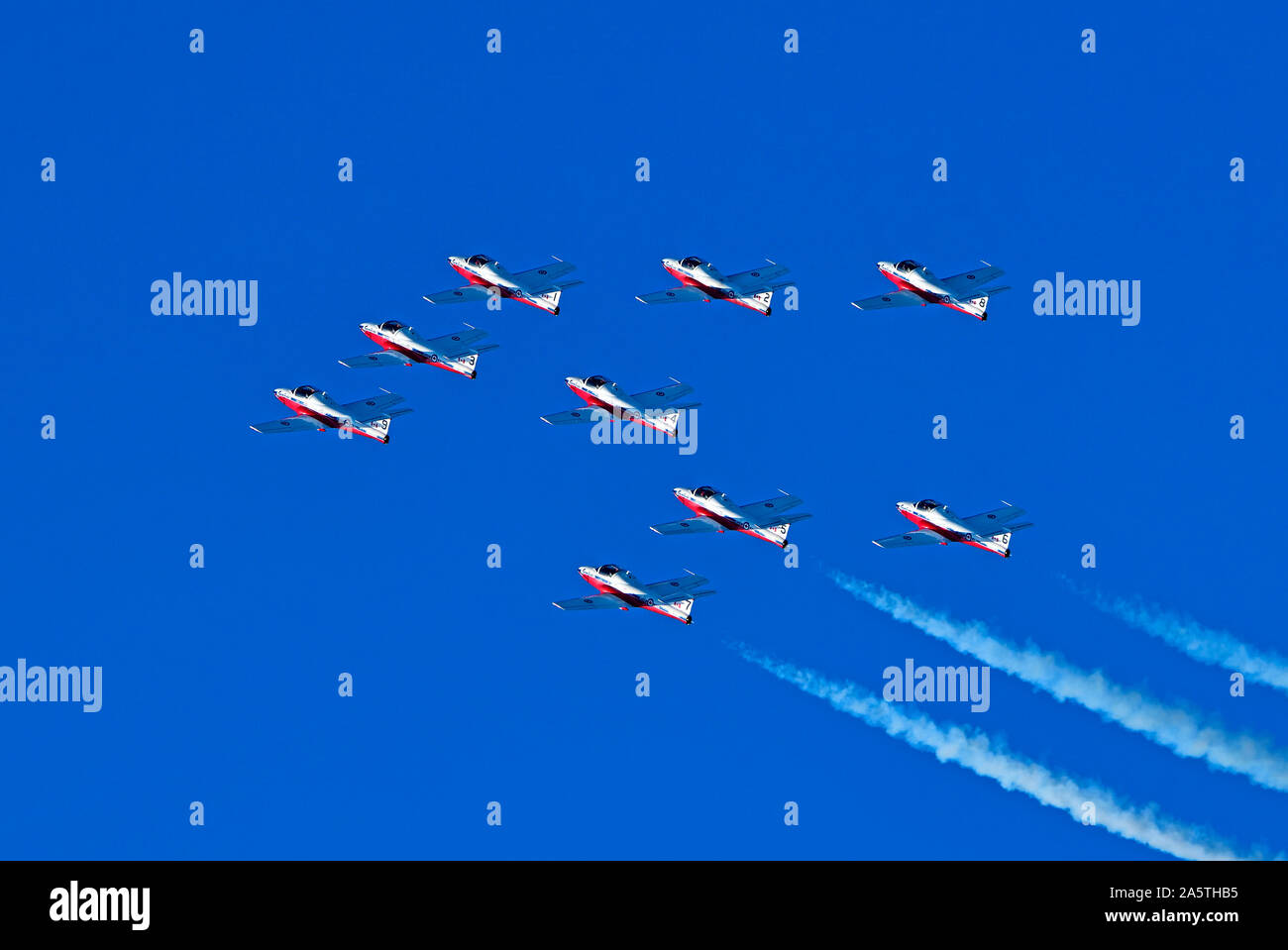 Die Kanadische Streitkräfte 431 Luft Demonstration squadron in Formation fliegen an einem Air Show im Jahr 2019 in den Hafen von Nanaimo auf Vancouver Island British Col Stockfoto