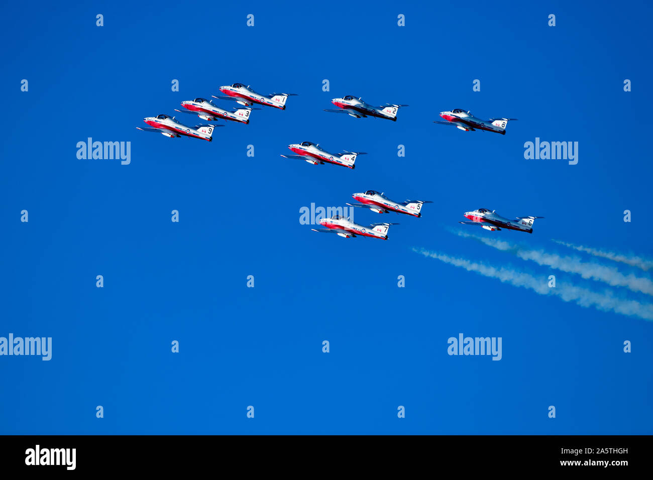 Die Kanadische Streitkräfte 431 Luft Demonstration squadron in Formation fliegen an einem Air Show im Jahr 2019 in den Hafen von Nanaimo auf Vancouver Island British Col Stockfoto