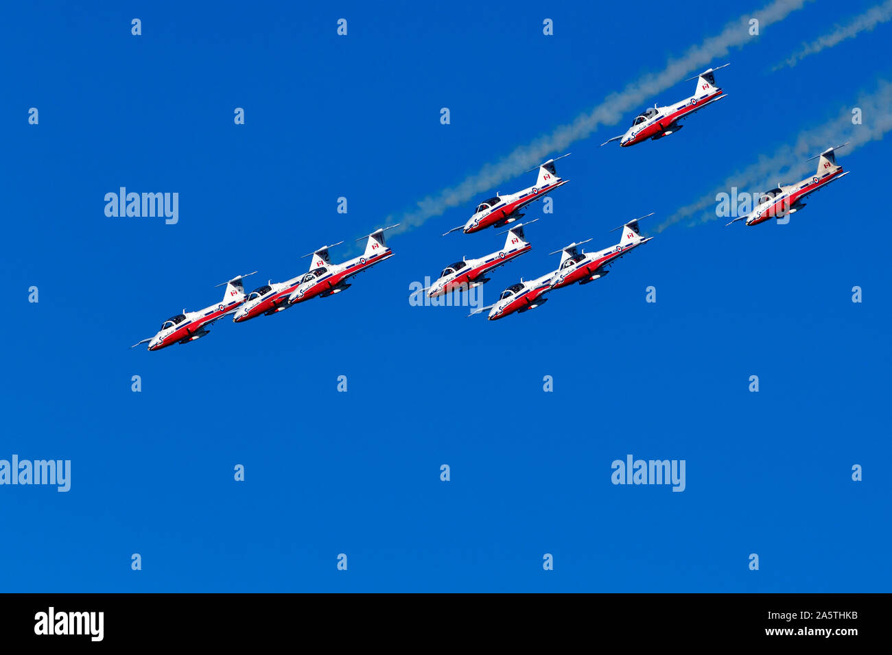 Die Kanadische Streitkräfte 431 Luft Demonstration squadron in Formation fliegen an einem Air Show im Jahr 2019 in den Hafen von Nanaimo auf Vancouver Island British Col Stockfoto