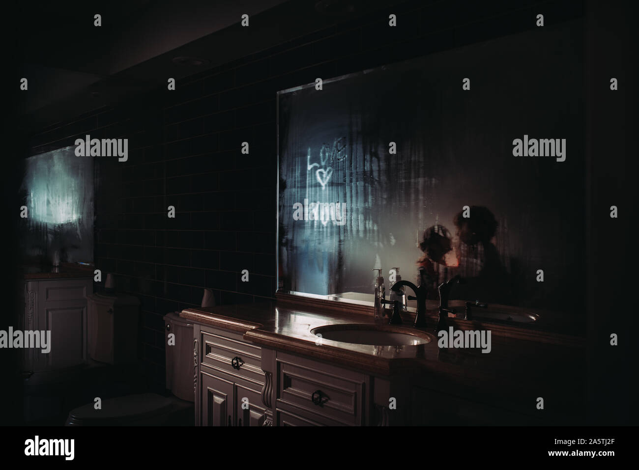 Mutter und Tochter im Badezimmer Stockfoto