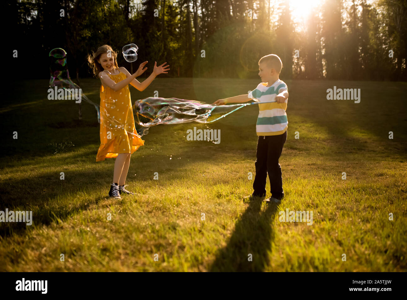 9-jähriges Mädchen und 5 Jahre alten Jungen mit riesigen Blasen Stockfoto