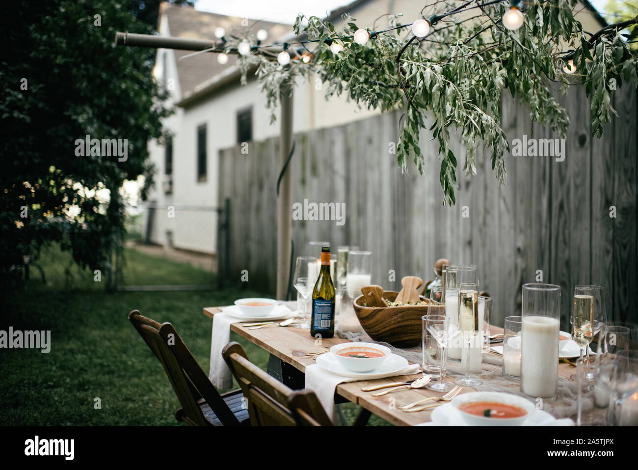 Hip Hinterhof Dinner Party Stockfoto