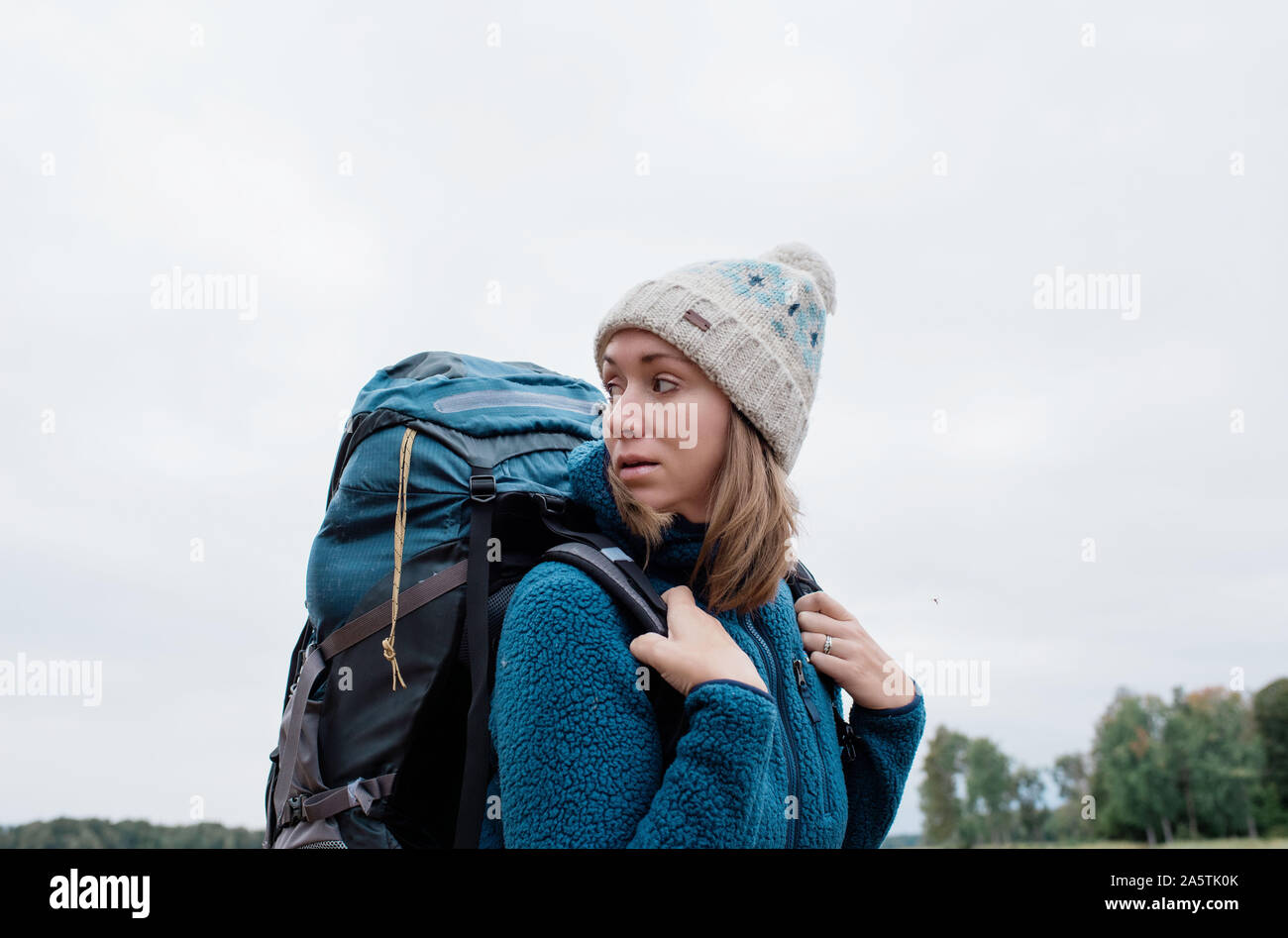 Frau hinter ihr, während sie mit dem Rucksack auf ein Abenteuer suchen Stockfoto