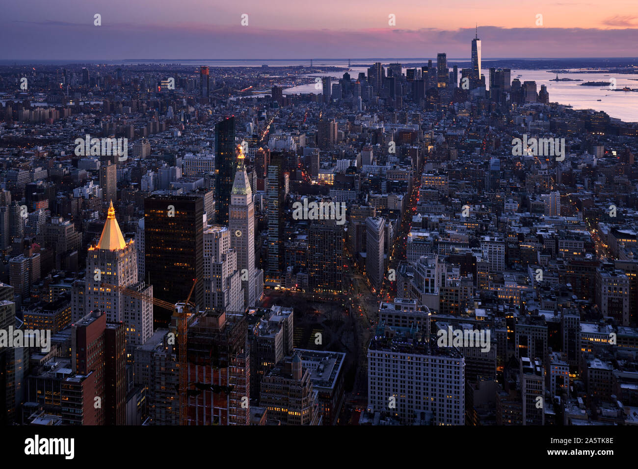 New York City Blick auf die Wolkenkratzer von Manhattan in der Dämmerung. Die Ansicht enthält Lower Manhattan, Midtown, New York Harbor, und Brooklyn Stockfoto