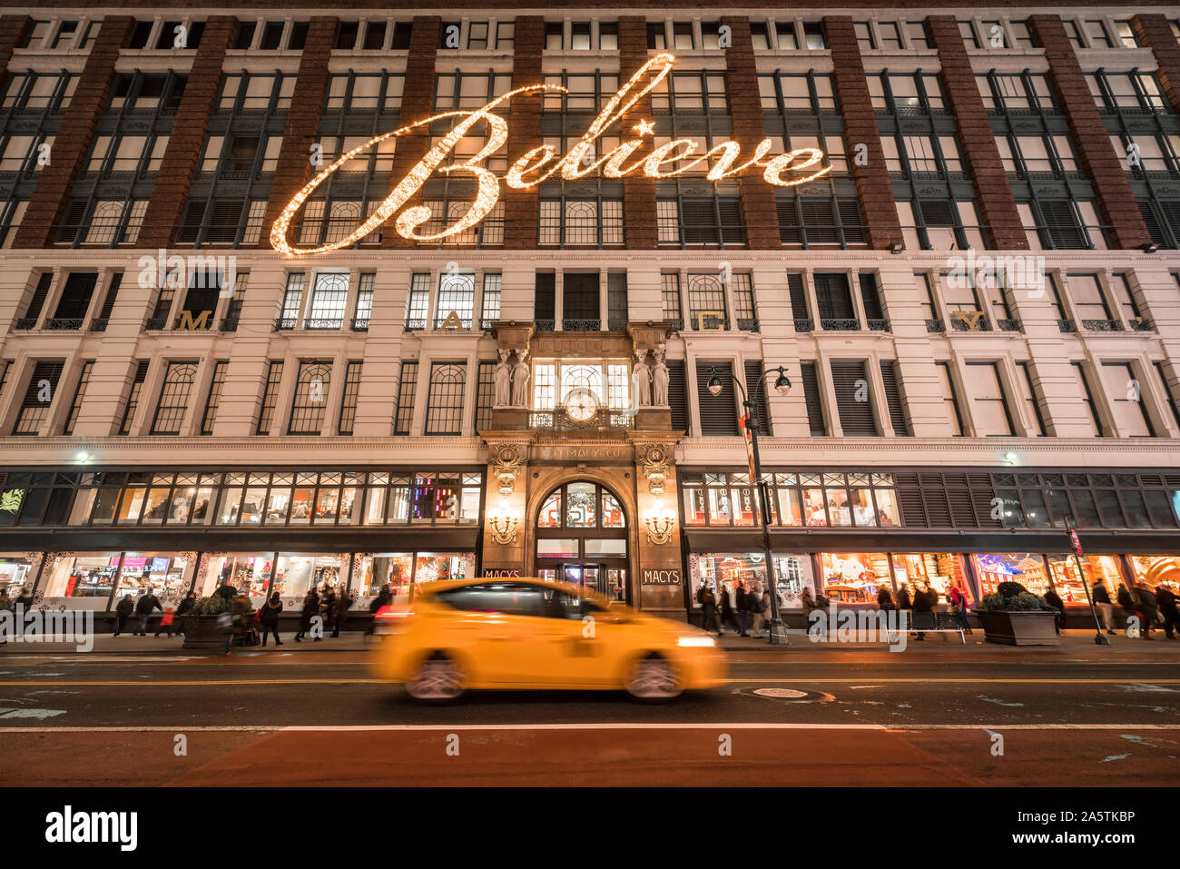 Macy's (Kaufhaus) mit Weihnachten Fenster angezeigt, Dekorationen und vorbei an New York Taxi. Midtown Manhattan, New York City, USA Stockfoto