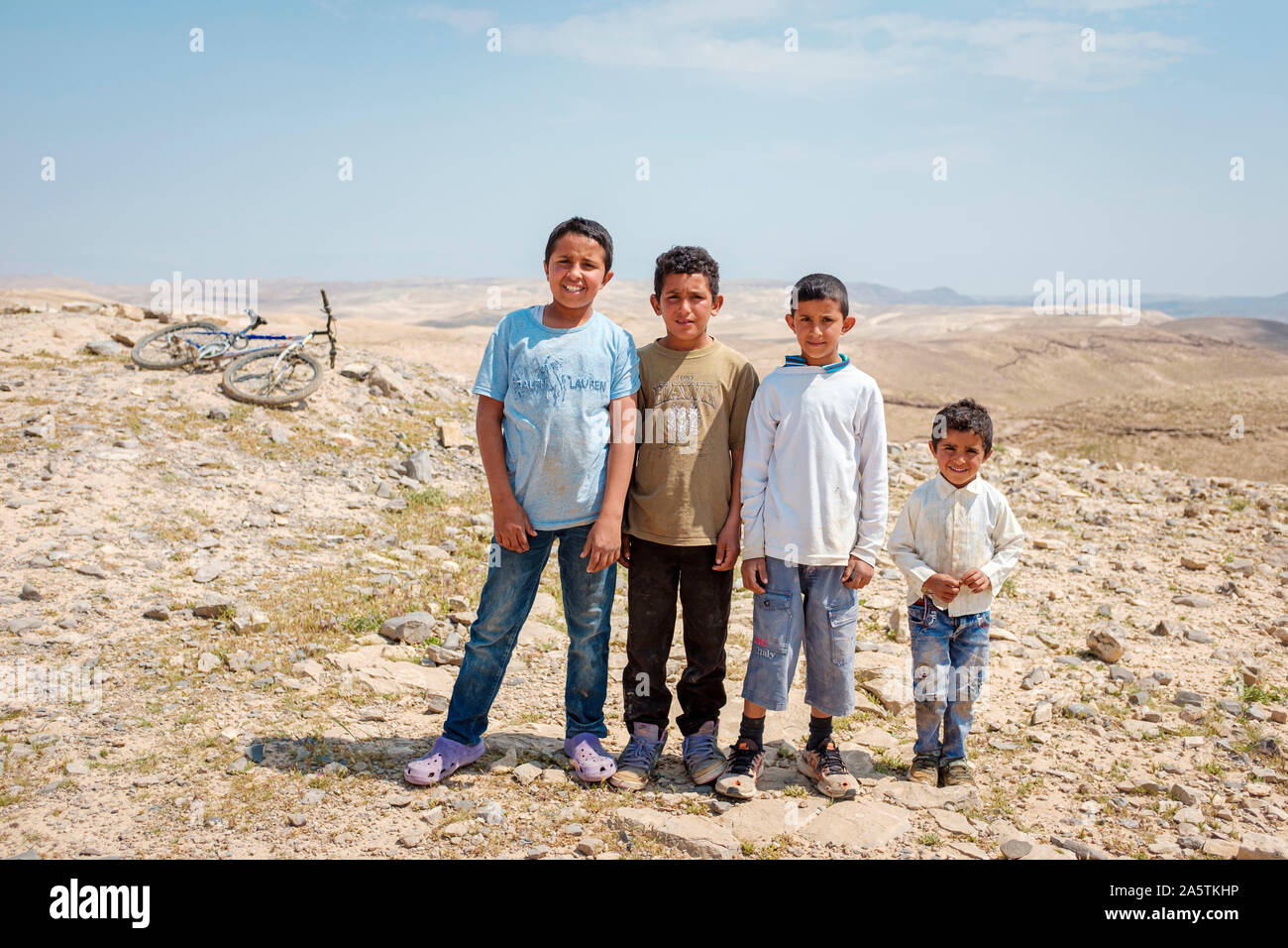 Bedouin Kinder in Ar Rawlin Dorf, in der Nähe der Arabischen ar Rashaydah, Hebron Governatorat, West Bank, Palästina. Stockfoto