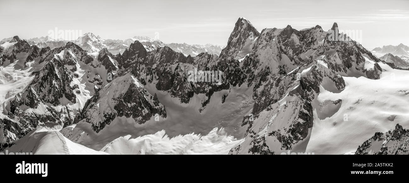 Les Grandes Jorasses und Dent du Geant Peak mit Tal Blanche in der Mont Blanc. Chamonix, Haute-Savoie (74), Frankreich Stockfoto