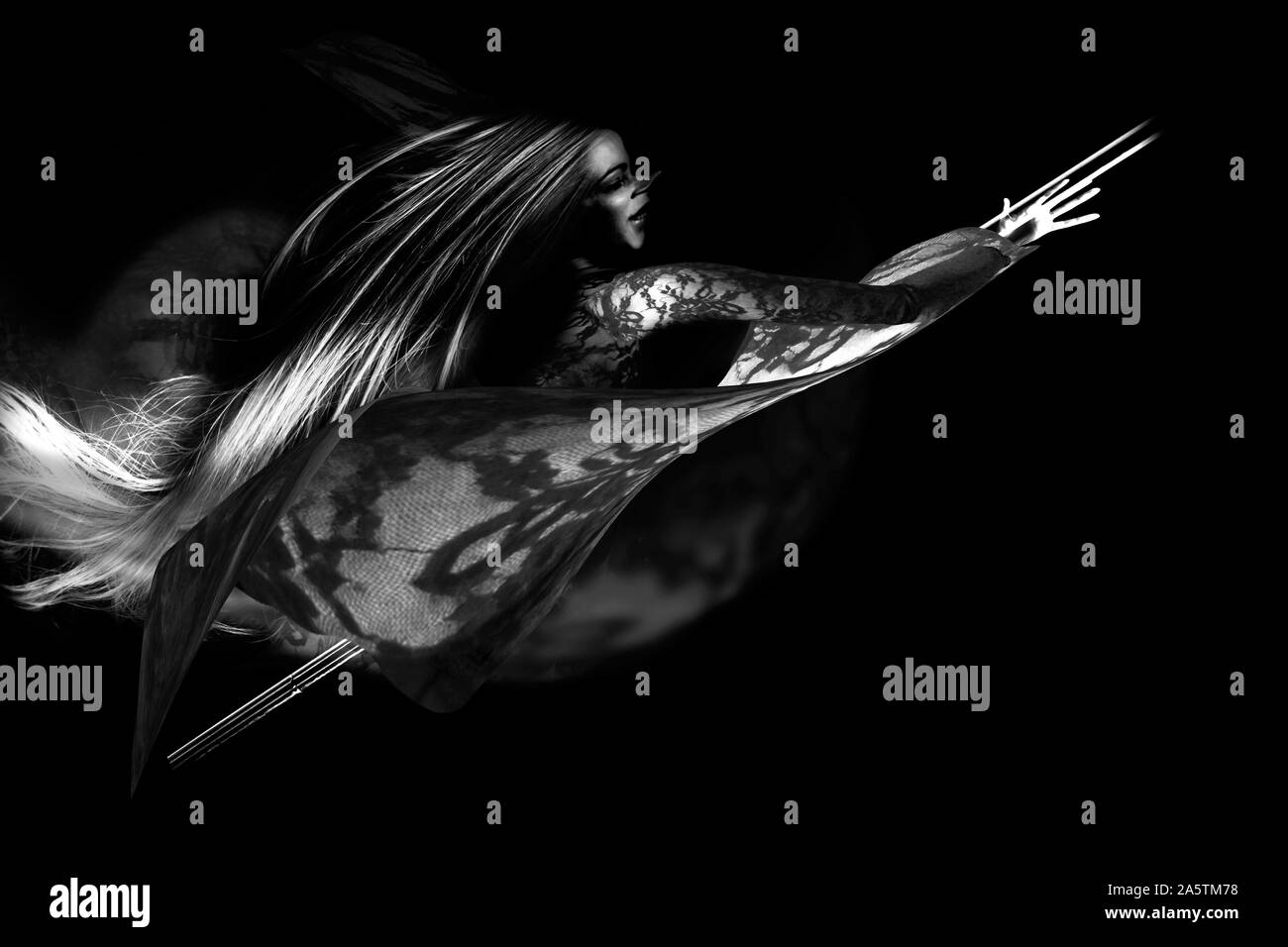 Fliegende Hexe auf einem Besen. Stockfoto