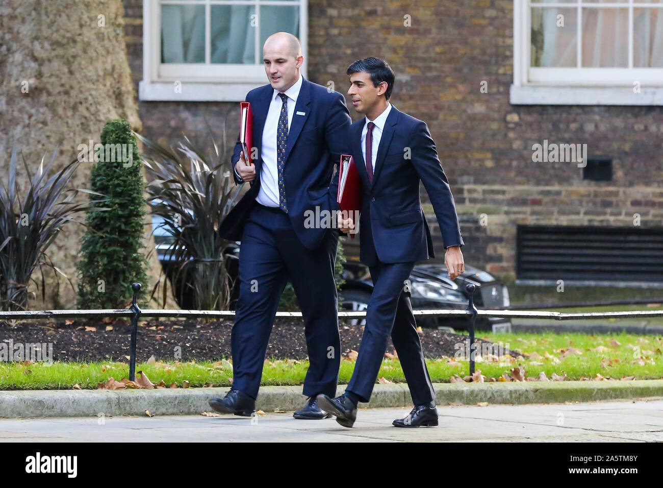 Downing Street, London, UK. 22 Okt 2019 - Staatsminister für die Nördliche Kraftwerk und lokales Wachstum Jake Berry (L) und Chief Secretary, Schatzamt Rishi Sunak (R) kommt in der Downing Street die wöchentliche Kabinettssitzung zu besuchen. Credit: Dinendra Haria/Alamy leben Nachrichten Stockfoto