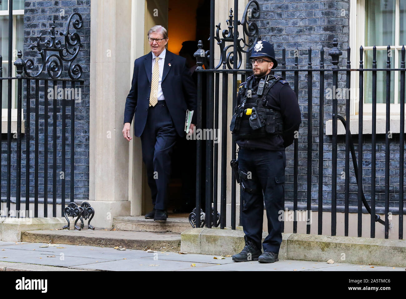 Downing Street, London, UK. 22 Okt 2019 - Sir Bill Cash Mitglied der European Research Group (ERG), Blätter Downing Street nach der Kabinettssitzung. Credit: Dinendra Haria/Alamy leben Nachrichten Stockfoto