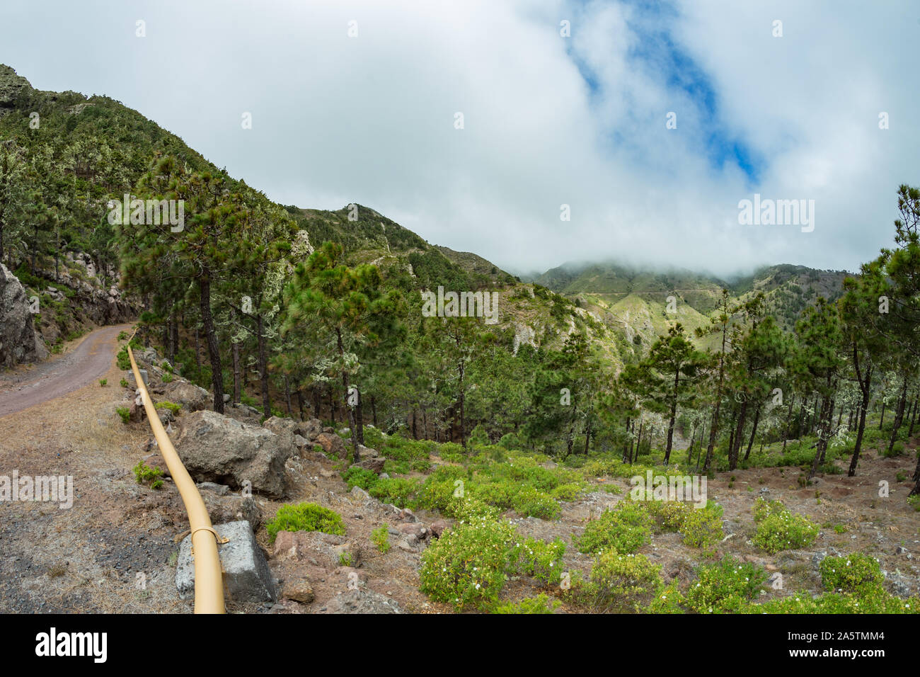 Einer der engen Kurven einer schmalen Landstraße in den Bergen von Parque Natural Majona. Blick auf den nordöstlichen Teil der Insel La Gomera. Canary ist Stockfoto