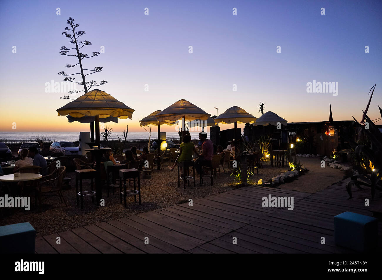 Sonnenuntergang in der Chill out Terrasse von El Dorado Beach Club am Strand El Palmar (El Palmar de Vejer, Cádiz, Andalusien, Spanien) Stockfoto