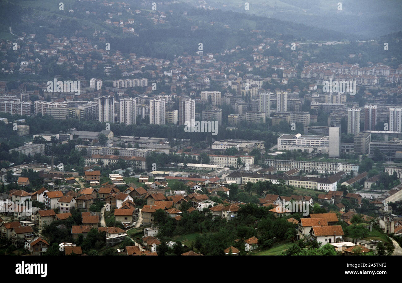 6. Juni 1993 während der Belagerung von Sarajevo: Die Ansicht süd-östlich von Hum Hill, über Sniper Alley, bosnisch-serbische statt Grbavica und den Hügeln von Kovačići. Stockfoto
