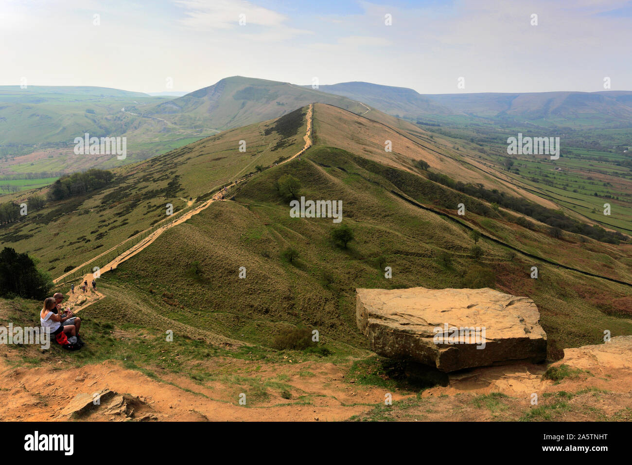 Spaziergänger auf Loosehill ridge, Vale von Alfreton, Derbyshire, Peak District National Park, England Stockfoto