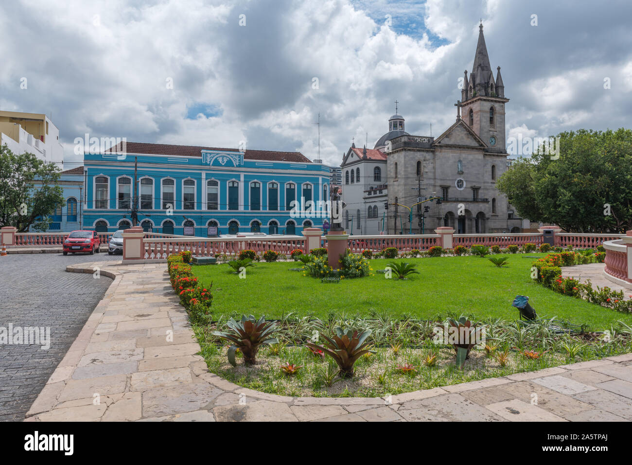 Blick auf den Garten vor der Amazon Theater, Zentrum von Manaus, der Hauptstadt des größten brasilianischen Staates, der Amazonas, Brasilien, Lateinamerika Stockfoto